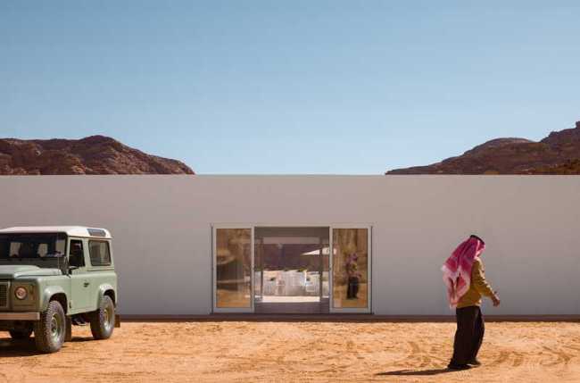 Centre des visiteurs de Desert X AlUla : le blanc contourne les rochers et morceaux de ciel