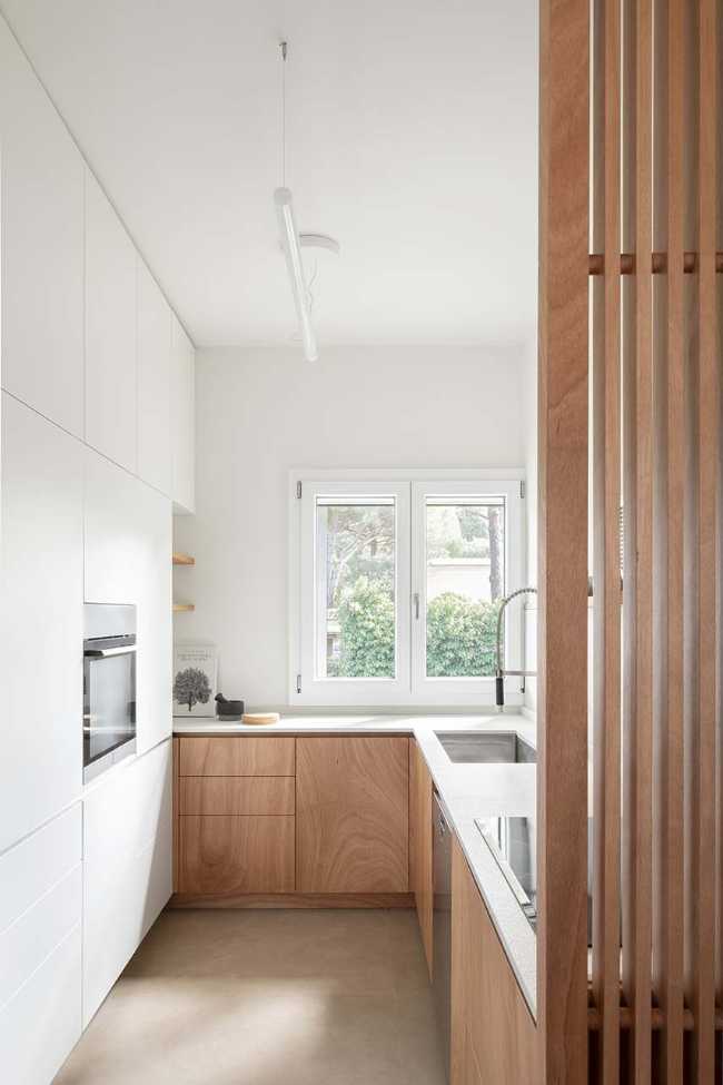 Maison à Gualdo. Mobilier flexible pour moduler l'intimité et la lumière