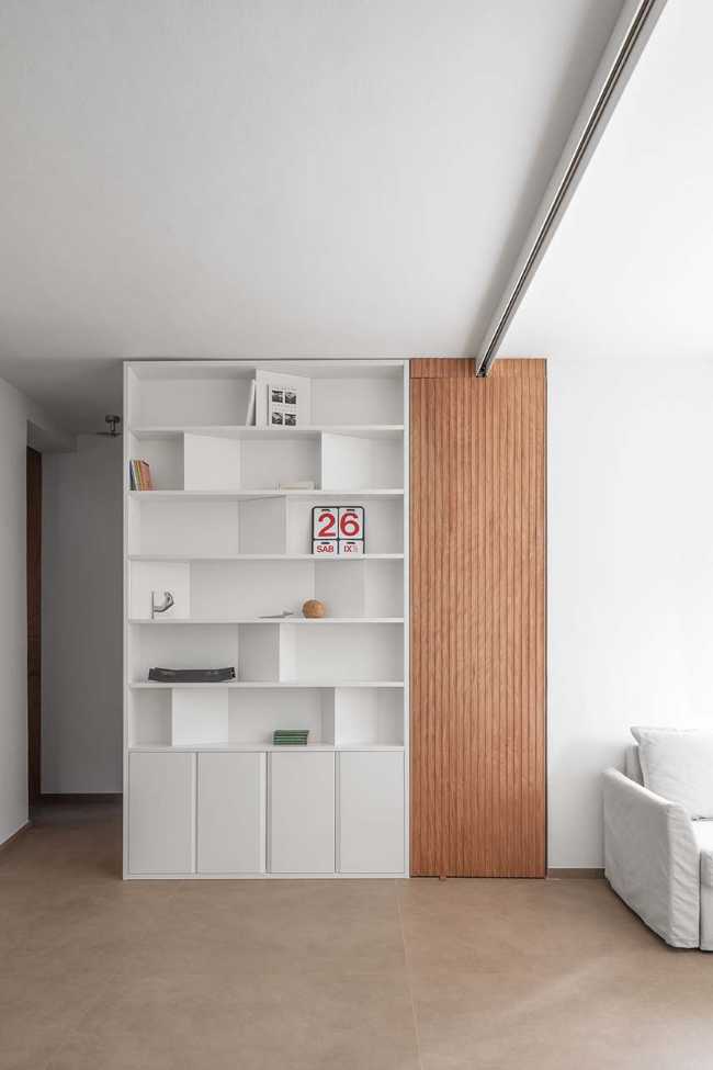 Maison à Gualdo. Mobilier flexible pour moduler l'intimité et la lumière