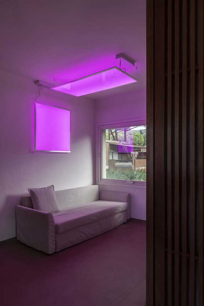 Maison à Gualdo. Mobilier flexible pour moduler l'intimité et la lumière