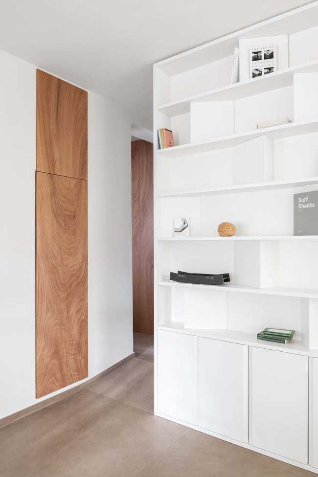 Maison à Gualdo. Mobilier flexible pour moduler l'intimité et la lumière