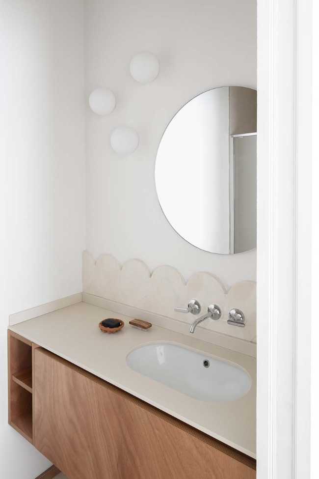 Maison à Gualdo. Mobilier flexible pour moduler l'intimité et la lumière