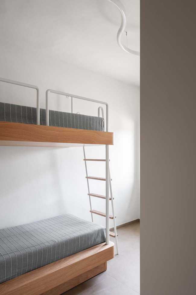 Maison à Gualdo. Mobilier flexible pour moduler l'intimité et la lumière