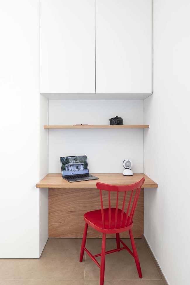 Maison à Gualdo. Mobilier flexible pour moduler l'intimité et la lumière