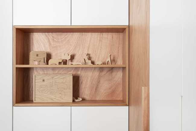 Maison à Gualdo. Mobilier flexible pour moduler l'intimité et la lumière