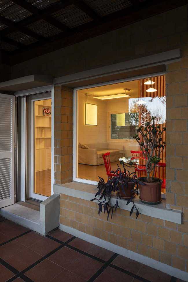 Maison à Gualdo. Mobilier flexible pour moduler l'intimité et la lumière