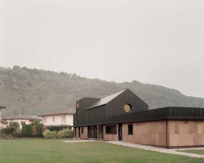 Une maison frontalière : architecture durable entre l'Italie et la Suisse