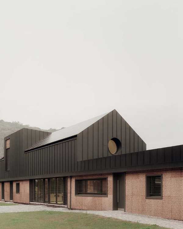 A border house: sustainable architecture between Italy and Switzerland
