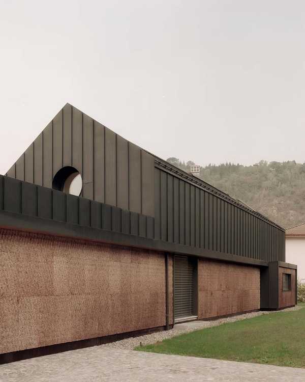 A border house: sustainable architecture between Italy and Switzerland