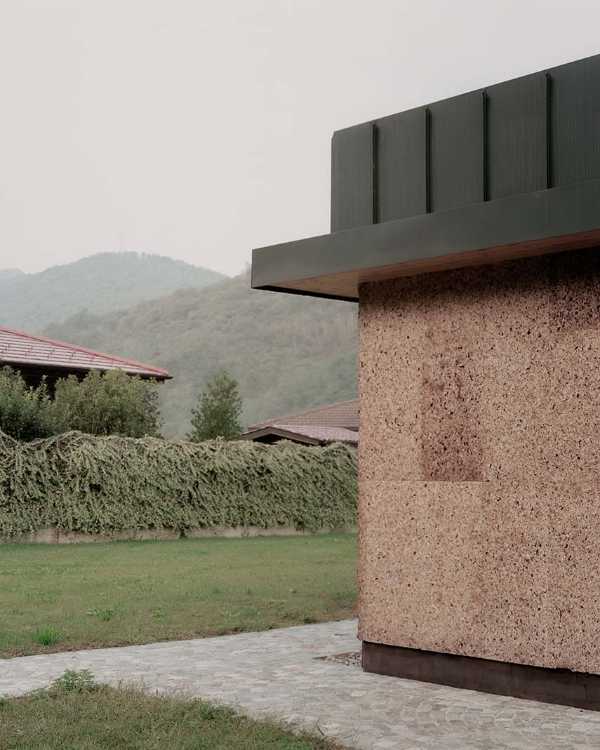 A border house: sustainable architecture between Italy and Switzerland