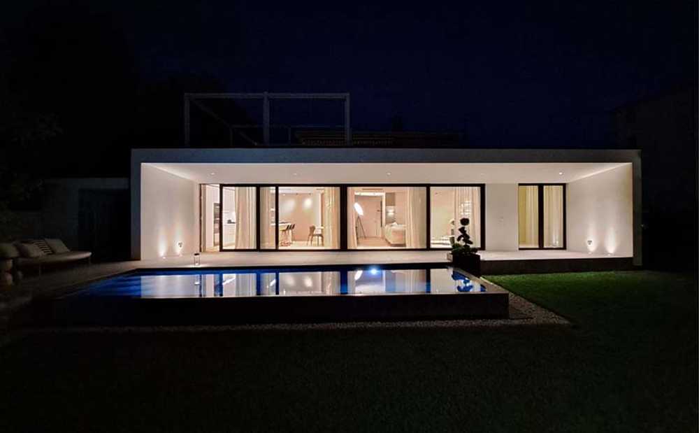 El placer de volver a casa: una villa modular que dialoga con la naturaleza