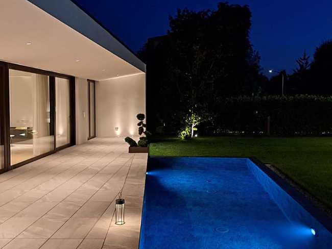 El placer de volver a casa: una villa modular que dialoga con la naturaleza