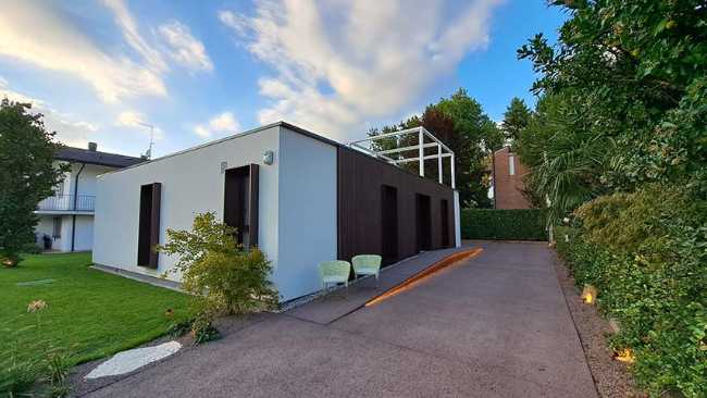 El placer de volver a casa: una villa modular que dialoga con la naturaleza