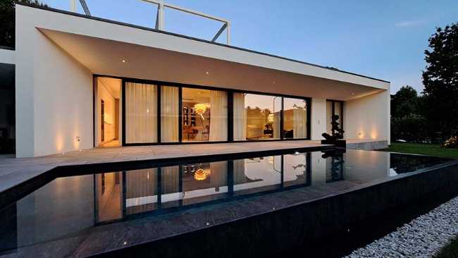 El placer de volver a casa: una villa modular que dialoga con la naturaleza