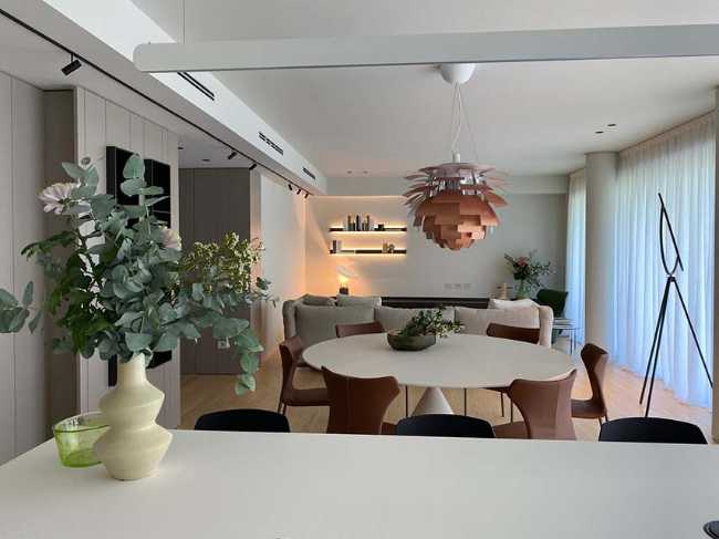 El placer de volver a casa: una villa modular que dialoga con la naturaleza