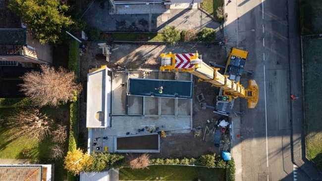 El placer de volver a casa: una villa modular que dialoga con la naturaleza