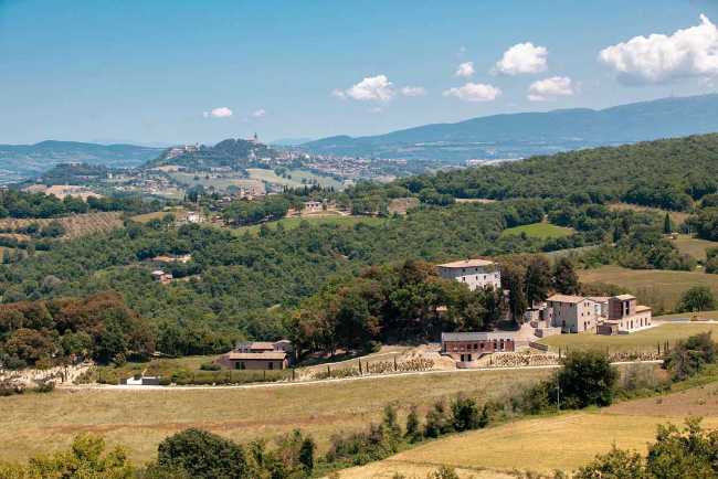 Complesso residenziale ad Asproli | il borgo tra storia e modernità