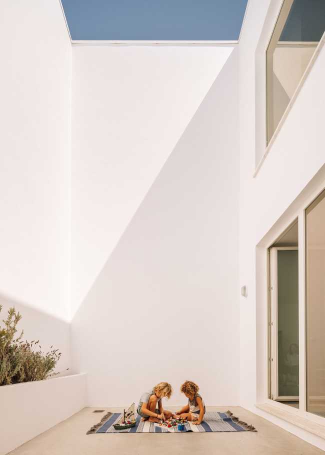 150 Melides : une résidence contemporaine entre nature et design fonctionnel