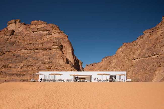 Centre des visiteurs de Desert X AlUla : le blanc contourne les rochers et morceaux de ciel