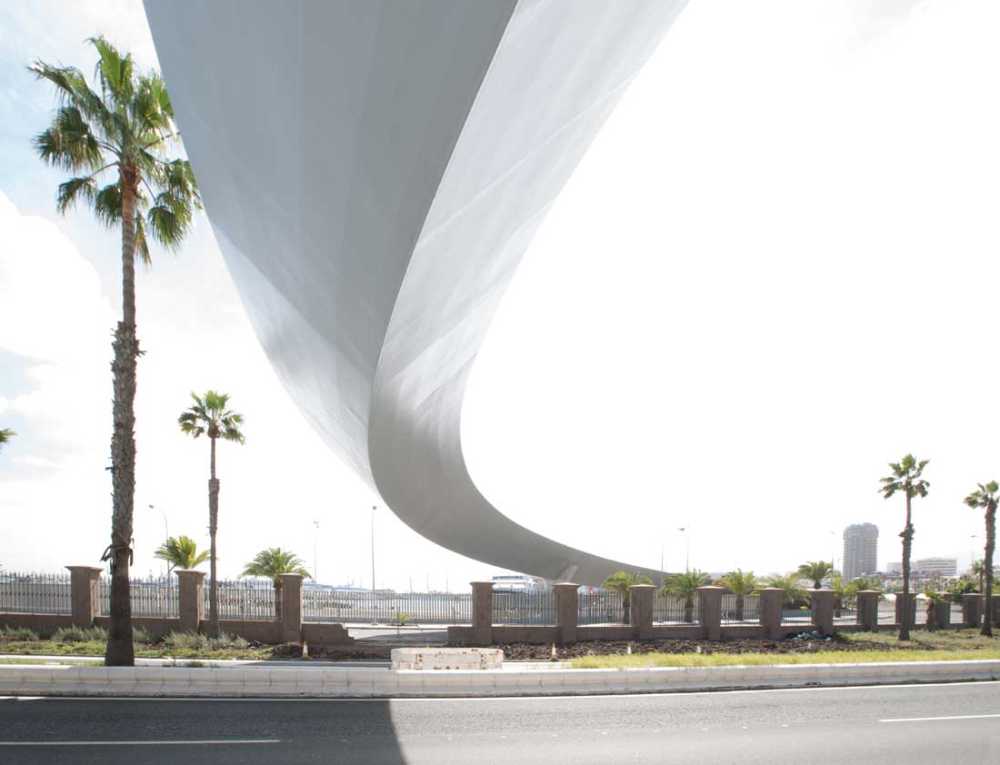 Onda Atlántica: un ponte che danza tra cielo e città