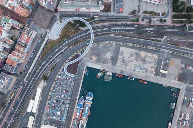 Onda Atlántica: un ponte che danza tra cielo e città