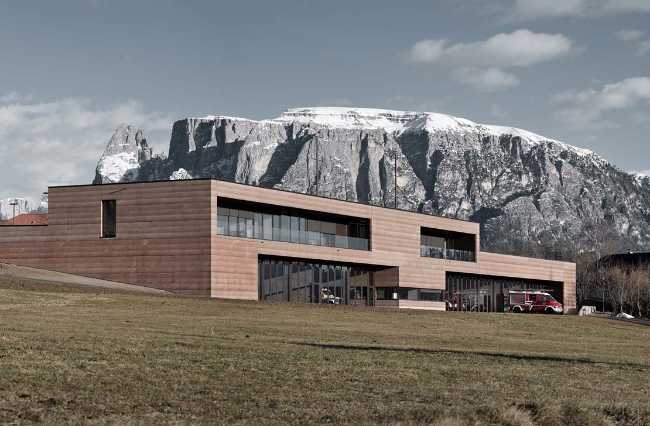 Centro de Protección Civil Renon. Símbolo escultórico de colaboración