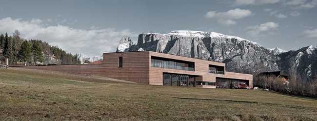 Centro di Protezione civile Renon. Scultoreo simbolo di collaborazione