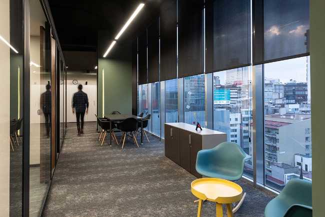 Corporativo P8. Design for productivity with green accents