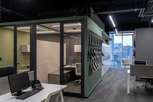 Corporativo P8. Design per la produttività con accenti di verde