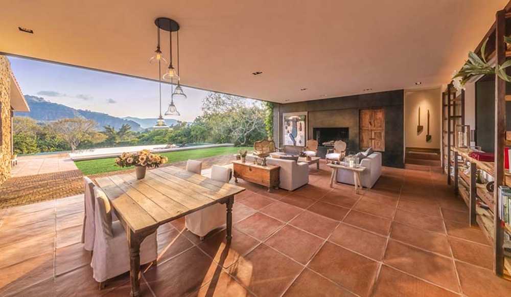 Natural atmosphere of Casa M. Interiors and exteriors without boundaries