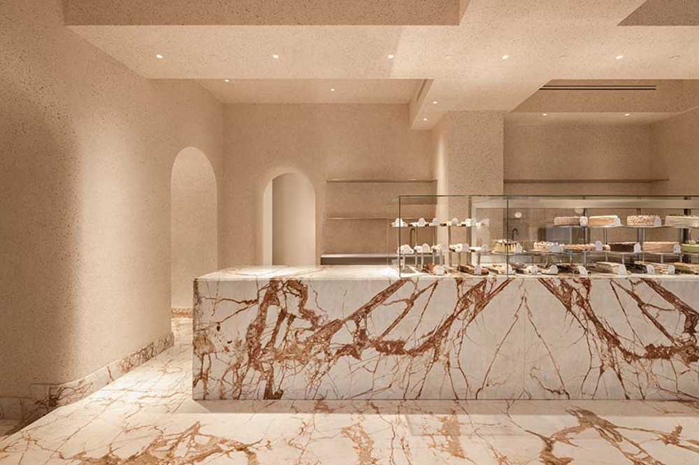 Eggshells and caramel veined marble. The Cukiernia pastry shop