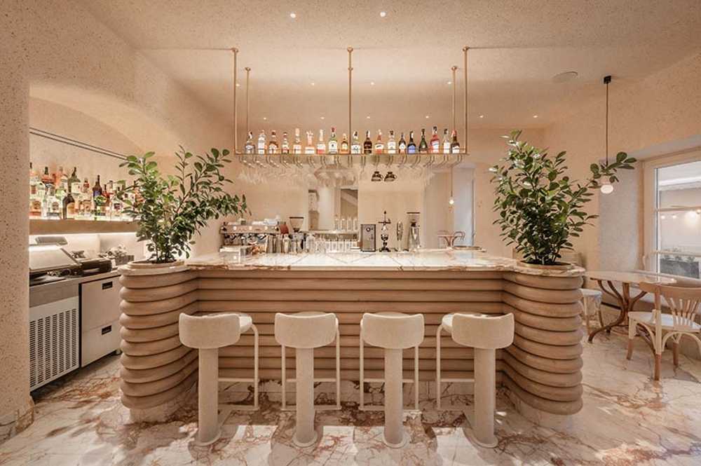 Eggshells and caramel veined marble. The Cukiernia pastry shop