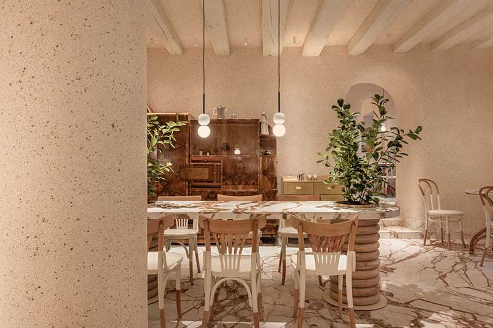 Eggshells and caramel veined marble. The Cukiernia pastry shop