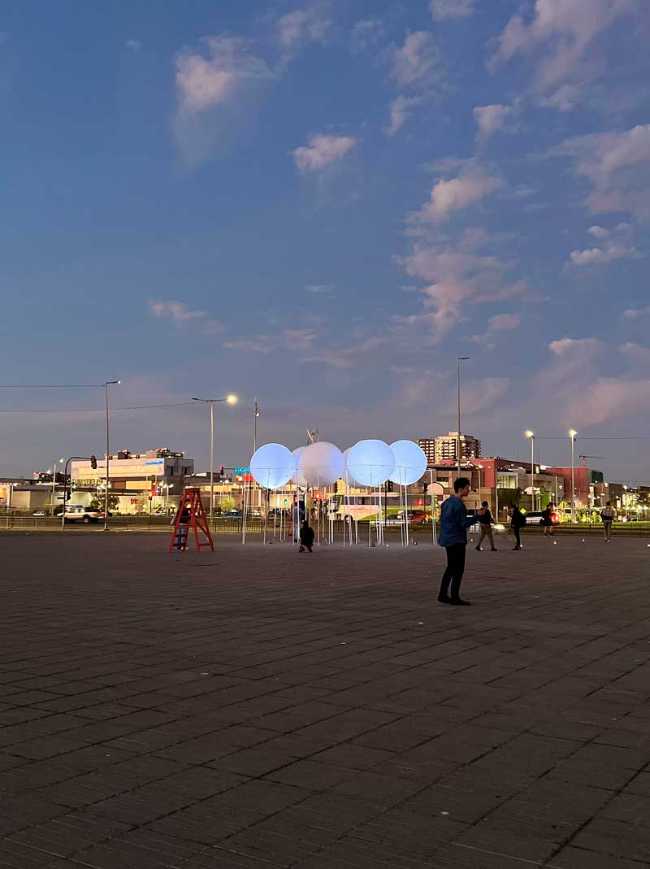 Pabellón Sombras en Gravedad: la ligereza de una instalación poética