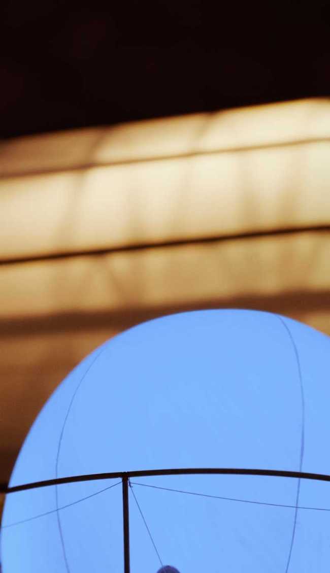 Pabellón Sombras en Gravedad: la ligereza de una instalación poética