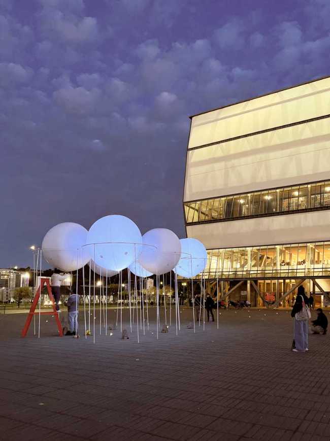 Pabellón Sombras en Gravedad: la ligereza de una instalación poética