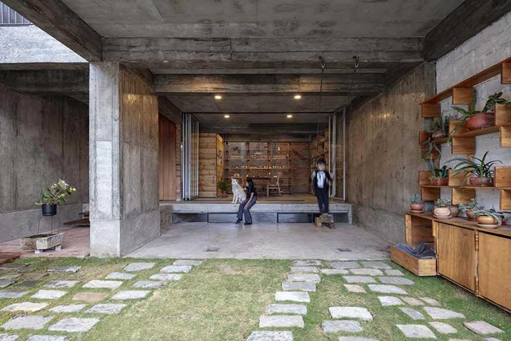 Productive house in exposed concrete. Casa Fundamentos in Ecuador