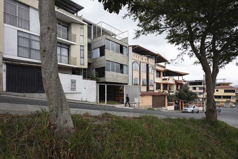 Productive house in exposed concrete. Casa Fundamentos in Ecuador