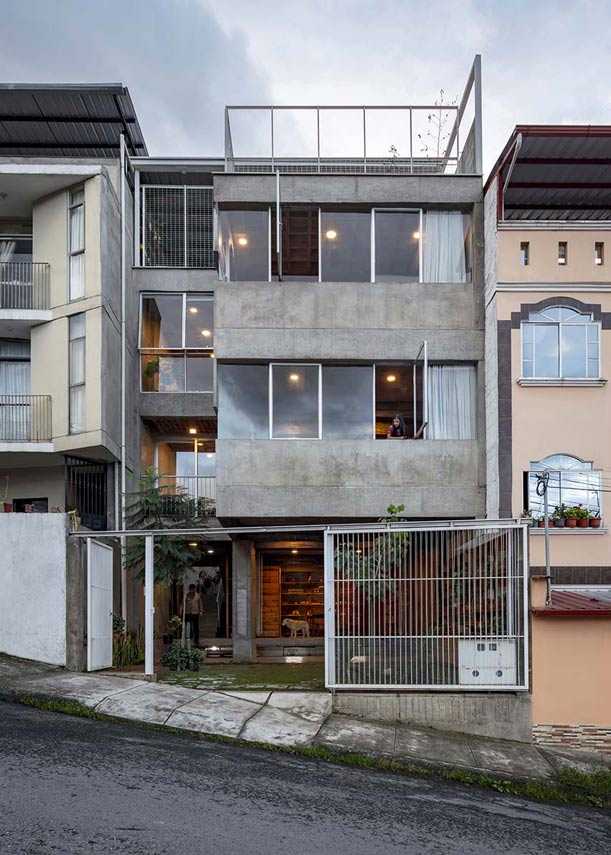 Productive house in exposed concrete. Casa Fundamentos in Ecuador
