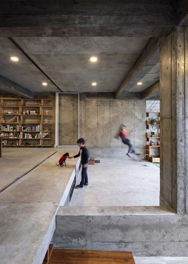 Productive house in exposed concrete. Casa Fundamentos in Ecuador