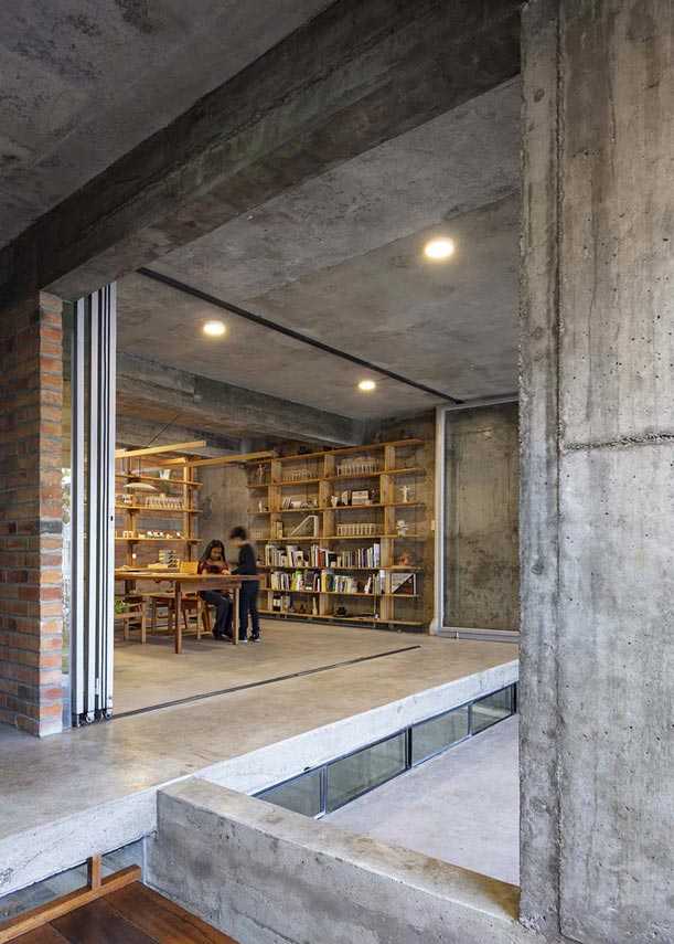 Productive house in exposed concrete. Casa Fundamentos in Ecuador