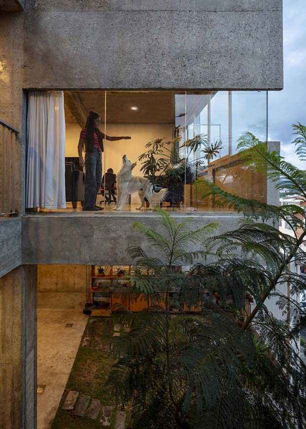 Productive house in exposed concrete. Casa Fundamentos in Ecuador