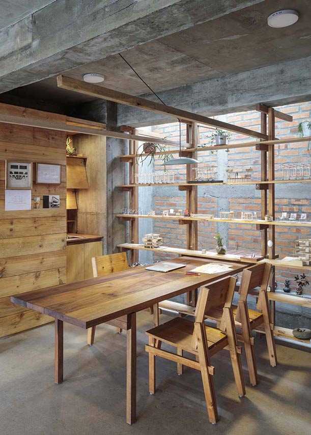 Productive house in exposed concrete. Casa Fundamentos in Ecuador