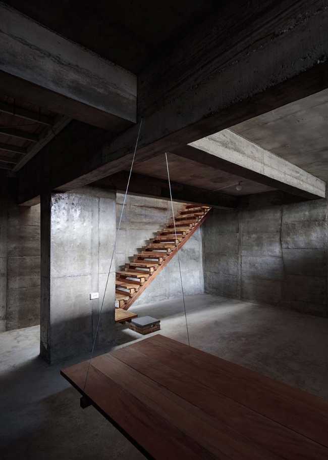 Productive house in exposed concrete. Casa Fundamentos in Ecuador