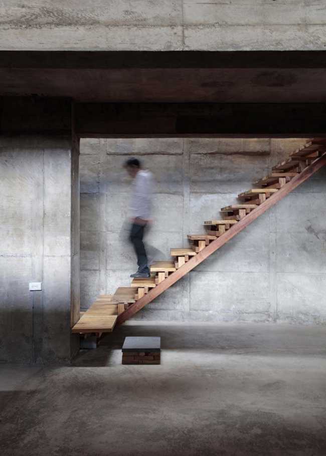 Productive house in exposed concrete. Casa Fundamentos in Ecuador