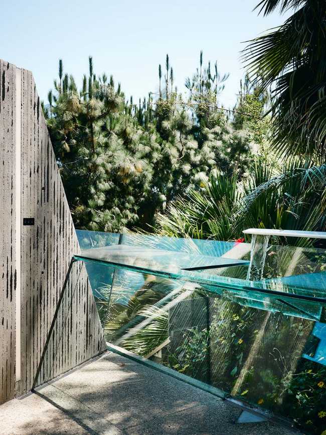 The Moving Icon: Sheats-Goldstein between past and future