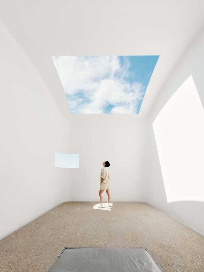 The Moving Icon: Sheats-Goldstein between past and future