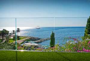 Facciata hotel con balaustre in vetro Garda AP Aluvetro