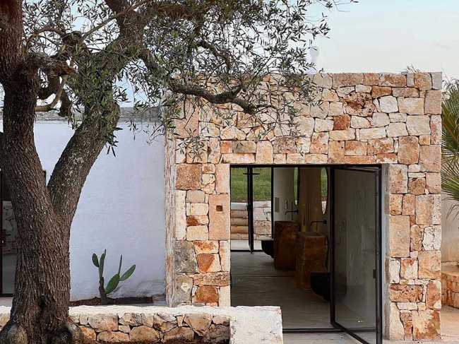 Glass Tree in Salento. Ancient atmosphere among lamie and trulli