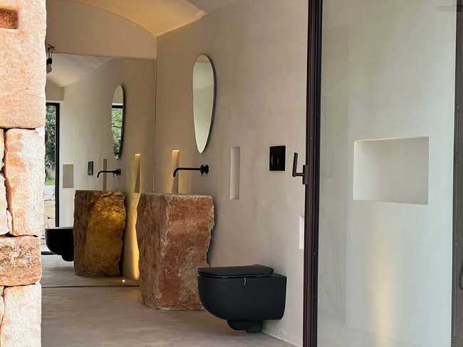 Glass Tree in Salento. Ancient atmosphere among lamie and trulli